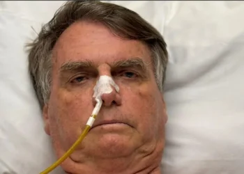 Após 17 dias internado, Bolsonaro deve iniciar alimentação via oral