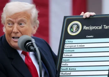 Trump segura placa com os países que receberam tarifas recíprocas. • Reprodução