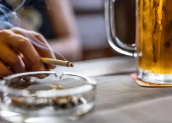 Maus hábitos como fumar, beber em excesso e falta de exercícios devem ser combatidos o mais cedo possível para aumentar as chances de uma velhice feliz e saudável • SimpleImages/GettyImages