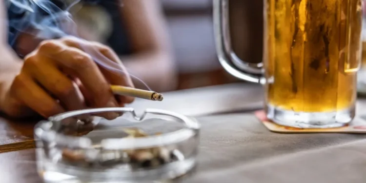 Maus hábitos como fumar, beber em excesso e falta de exercícios devem ser combatidos o mais cedo possível para aumentar as chances de uma velhice feliz e saudável • SimpleImages/GettyImages