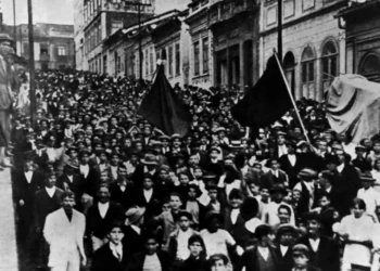 Operários marcham na grande greve de 1917, em São Paulo • Agência Senado