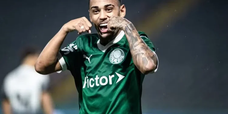 Quem é a joia do Palmeiras que brilha na base e viralizou por elogio inusitado: “Ele não cruza, faz amor”