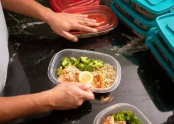 Armazenar alimentos em recipientes de plástico expõe você a produtos químicos potencialmente perigosos que podem passar do plástico para os alimentos, segundo especialistas • carlofranco/GettyImages