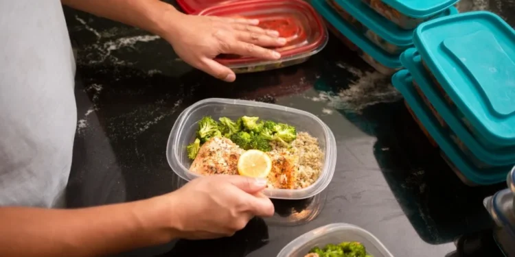 Plásticos comuns estão associados a 10% das mortes cardíacas, diz estudo