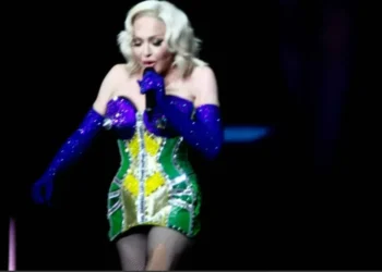 Madonna usa corset com as cores da bandeira do Brasil • JC Pereira e Rodrigo Adão/ AGNEWS