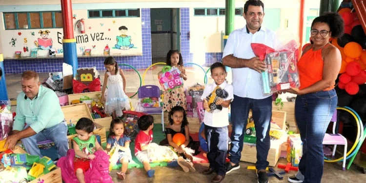Em Tocantínia, prefeito João Alberto entrega brinquedos e materiais educativos para EMEI Tereza Hilário Ribeiro