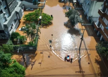 Enchentes, como as que afetam o Rio Grande do Sul, podem trazer prejuízos à saúde mental • Jefferson Bernardes/Getty Images