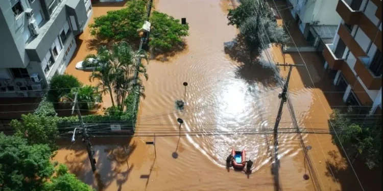 Enchentes, como as que afetam o Rio Grande do Sul, podem trazer prejuízos à saúde mental • Jefferson Bernardes/Getty Images