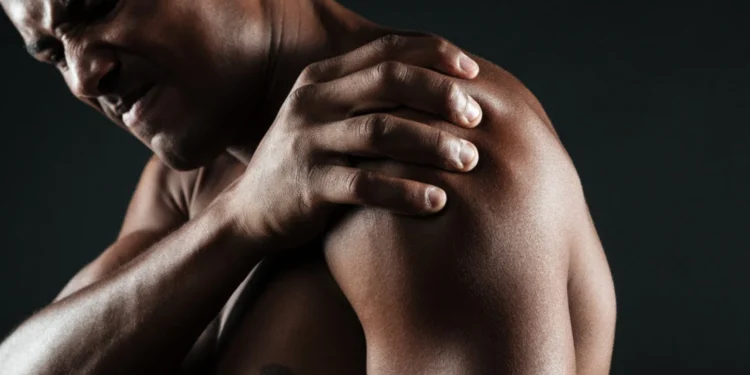 Seu ombro saiu do lugar? Entenda como isso acontece e o que fazer