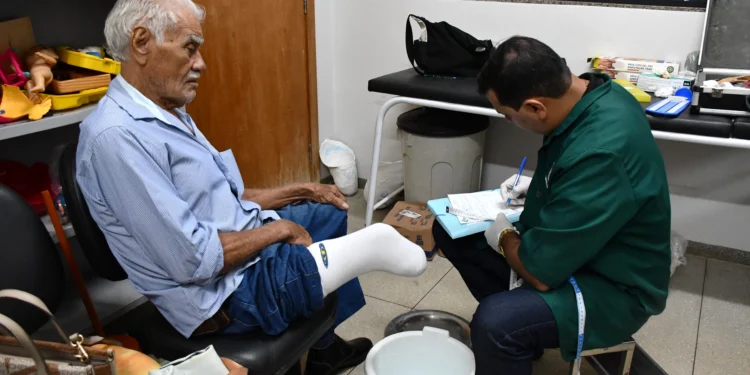 Governo do Tocantins realiza medidas e entrega de próteses no CER, em Palmas