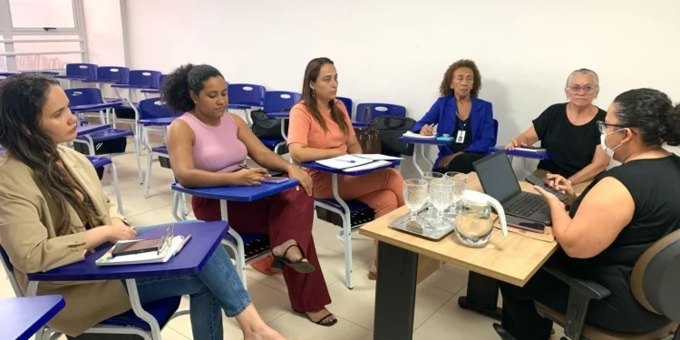 Educação de Palmas promove reunião intersetorial para fortalecer frequência escolar dos beneficiários do Bolsa Família