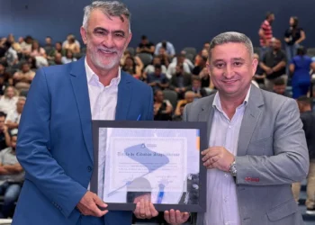 Amélio Cayres recebe Título de Cidadão Araguainense pela atuação articuladora e municipalista
