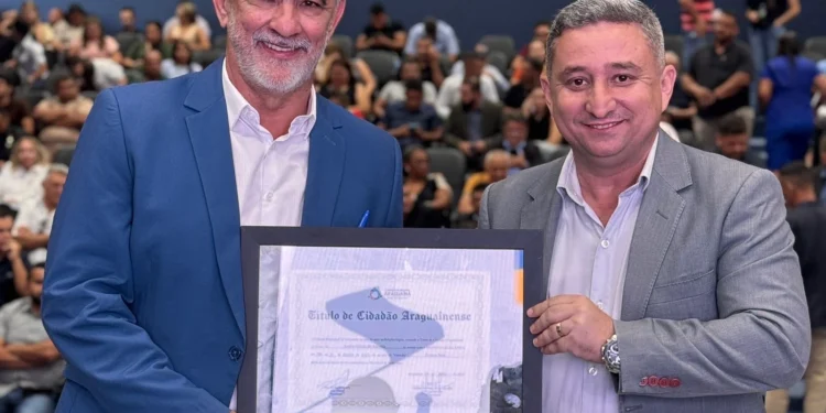Amélio Cayres recebe Título de Cidadão Araguainense pela atuação articuladora e municipalista