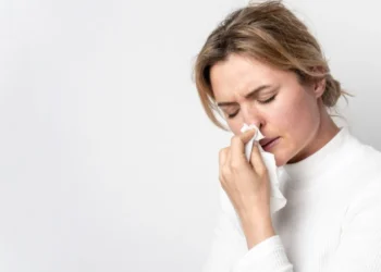 Com temperaturas instáveis e ar mais seco, a estação favorece infecções e crises alérgicas
crédito: FreePik