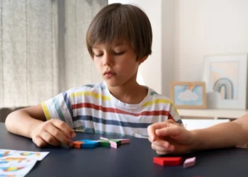 A ludoterapia pode ajudar crianças com autismo a interagir e a se expressar de maneira mais confortável
crédito: FreePik