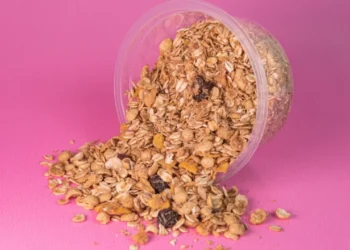 A granola é uma mistura de cereais (principalmente aveia), sementes, oleaginosas e frutas secas
crédito: Mateus André/ FreePik