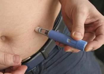 Pessoa aplicando semaglutida
crédito: Getty Images