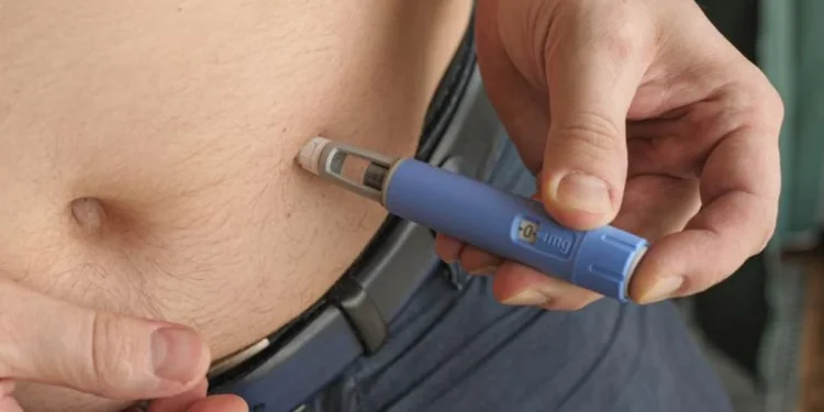 Pessoa aplicando semaglutida
crédito: Getty Images