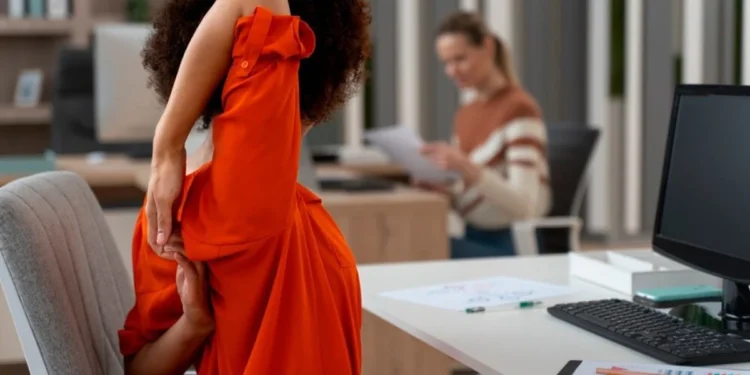 Caminhar alguns minutos a cada hora e alongar-se durante o dia são práticas simples crédito: FreePik