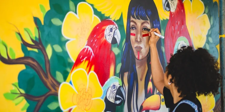Projeto Bela Escola reúne grafiteiras e estudantes para transformar escolas com arte
