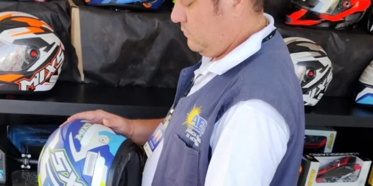 Maio Amarelo e segurança no trânsito: Agência de Metrologia fiscaliza comércio e reforça que o capacete tem que ter o Selo Inmetro