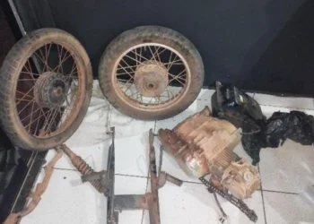 Homem tentava vender peças de motocicleta furtada, e PMs do 5º BPM apreenderam o material durante a ocorrência. - Foto: 5º BPM/Ascom