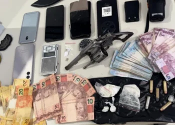 O suspeito tentou se desfazer da droga dando descarga no vaso sanitário