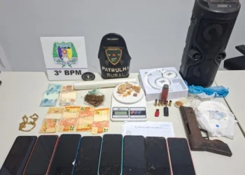 Drogas e produtos ilícitos estavam com suspeitos detidos - Foto: Ascom 3º BPM