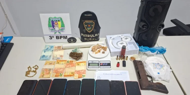 Drogas e produtos ilícitos estavam com suspeitos detidos - Foto: Ascom 3º BPM