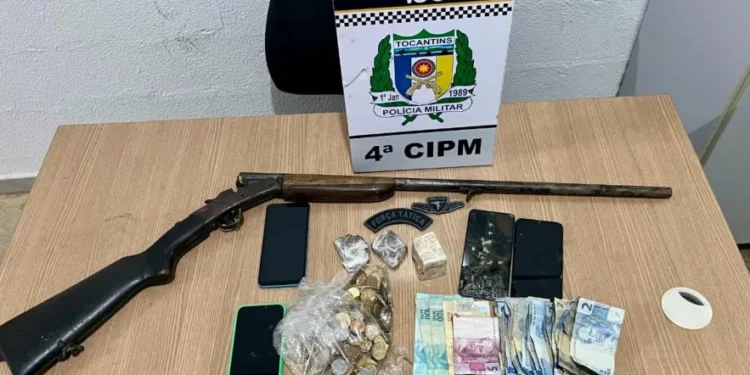 Material apreendido pela Polícia Militar durante a ação em Lagoa da Confusão: entorpecentes, arma de fogo e dinheiro em espécie. - Foto: Ascom 4ª CIPM