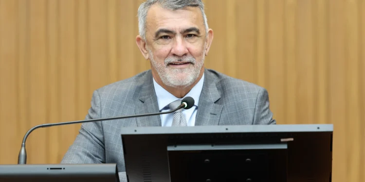 Amélio Cayres participa de reunião com parlamentares brasileiros em Goiânia