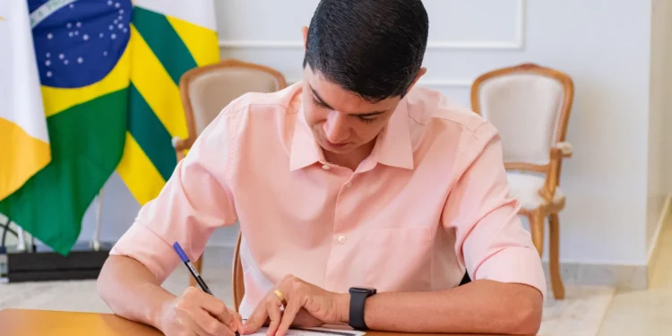 Prefeito Celso Morais assina ordem de serviço para construção de praça no Vila Regina