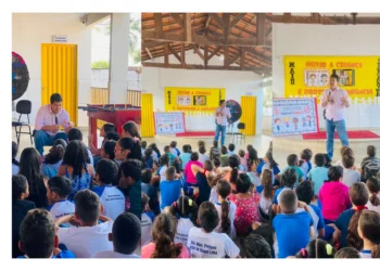 Palestra ministrada pelo delegado Charles Arruda, na Escola Municipal Prefeito João de Sousa Lima - Divulgação PCTO
