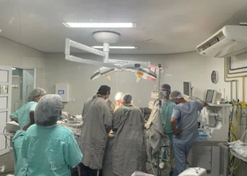 - Equipe durante a captação no centro cirúrgico do HRA