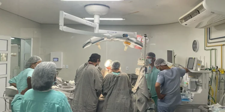 - Equipe durante a captação no centro cirúrgico do HRA