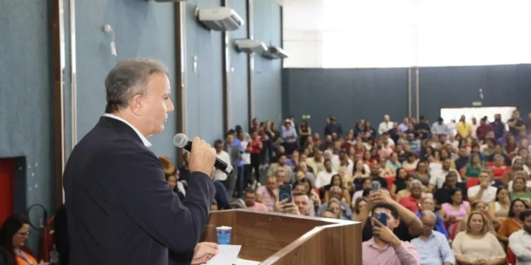 Eduardo Siqueira Campos participa da posse de Big Jow na presidência da ATM e empossa Diogo Borges como secretário da Região Metropolitana de Palmas