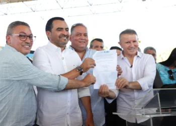 Governador Wanderlei Barbosa segura documento da ordem para operação da frota durante a solenidade de apresentação dos novos ônibus coletivos da capital - Crédito: Ademir dos Anjos/Governo do Tocantins