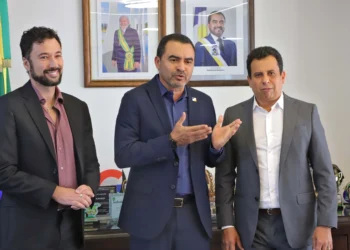 Governador Wanderlei Barbosa, em seu gabinete, durante o anúncio da oferta de 240 vagas em cursos de pós-graduação para professores da rede pública; Antônio Gonçalves/Governo do Tocantins