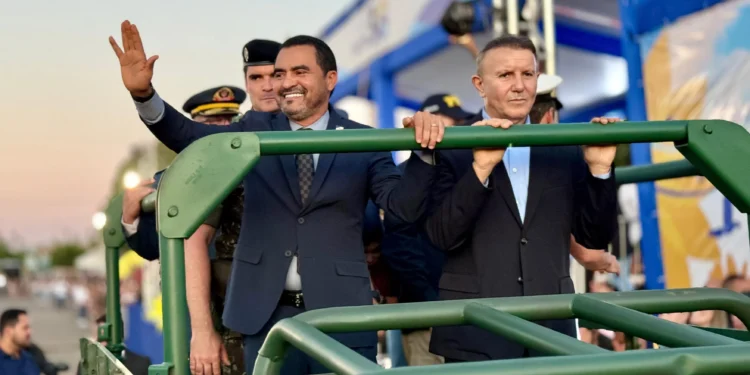 Governador Wanderlei Barbosa participa de desfile cívico-militar em celebração aos 36 anos de Palmas