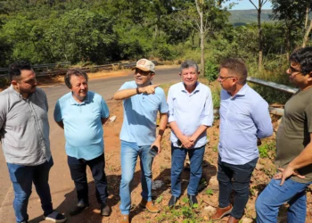 Governador Wanderlei Barbosa vistoria trecho da TO-030, em frente à Cachoeira da Roncadeira, para discutir alternativas à curva perigosa da serra de Taquaruçu; Foto: Antônio Gonçalves/Governo do Tocantins