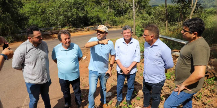 Governador Wanderlei Barbosa vistoria trecho da TO-030, em frente à Cachoeira da Roncadeira, para discutir alternativas à curva perigosa da serra de Taquaruçu; Foto: Antônio Gonçalves/Governo do Tocantins