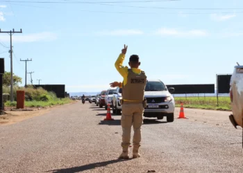 Agentes de fiscalização realizam controle de fluxo de veículos nas vias que dão acesso à Agrotins