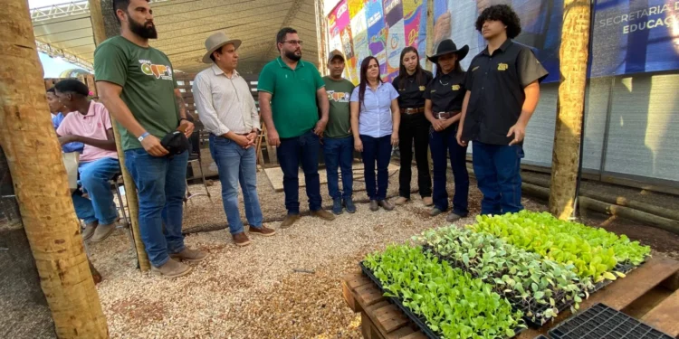 Secretário Fábio Vaz leva gabinete para a Agrotins 25 anos e acompanha de perto projetos sustentáveis da rede estadual de educação