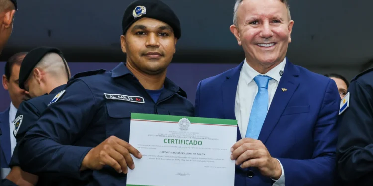 Prefeito Eduardo Siqueira Campos reafirma compromisso com a Guarda Metropolitana de Palmas durante formatura de 96 novos membros da corporação