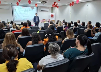 Servidoras acompanham com atenção o bate-papo sobre saúde mental e os desafios da maternidade