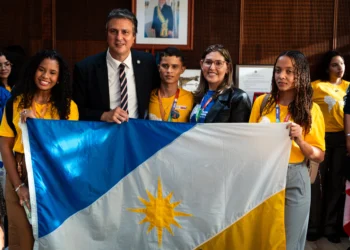 Os estudantes Samárlly Nunes, Expedito Plínio Araújo e Maria Francisca de Oliveira ao lado do ministro da Educação, Camilo Santana - Crédito: Divulgação/OEI