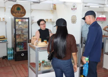 Ariana expõe produtos enquanto organiza abertura de fazenda para projeto de turismo rural