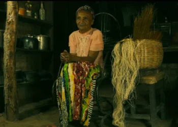 Dotôra, protagonista do documentário que estreia hoje, 6, no Cine Cultura: herdeira dos saberes de Dona Miúda e guardiã da cultura do Quilombo Mumbuca - Foto: Helen Lopes