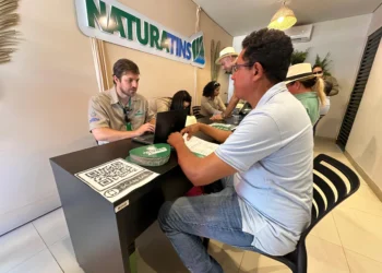 O produtor rural, Jerry Martins, visitou o estande do Instituto nesta quinta-feira, 15, e consultou seus processos em andamento - Crédito da foto: Lidiane Moreira/Governo do Tocantins