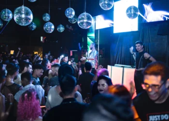 Lanterna Lounge Bar celebra 17 anos com “The Golden Party”, baile com 12 DJs, mega decoração e propósito social em Palmas